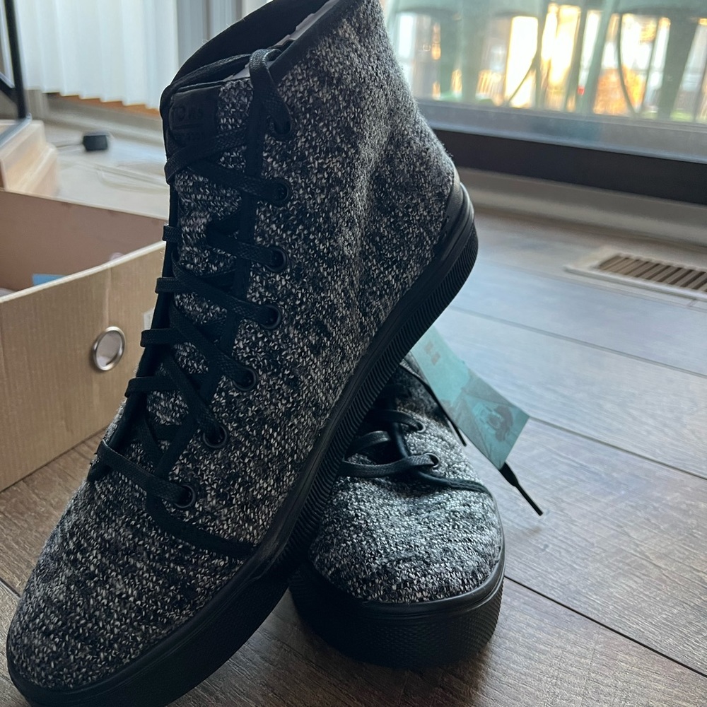 TOMS men’s NEW sneakers